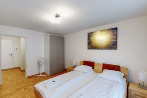 2 bedrooms, desk, iron/ironing board, WiFi