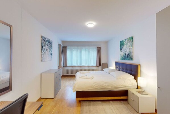 2 bedrooms, desk, iron/ironing board, WiFi