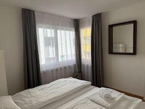 2 Schlafzimmer, Schreibtisch, Bügeleisen/Bügelbrett, WLAN