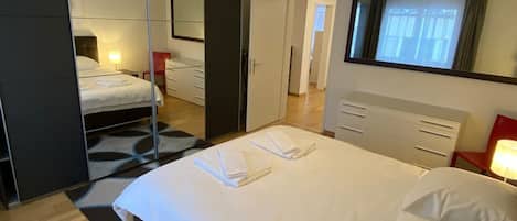 2 slaapkamers, een bureau, een strijkplank/strijkijzer, wifi