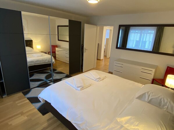 2 bedrooms, desk, iron/ironing board, WiFi