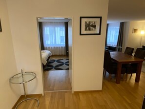 2 bedrooms, desk, iron/ironing board, WiFi