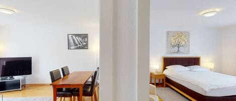 2 bedrooms, desk, iron/ironing board, WiFi