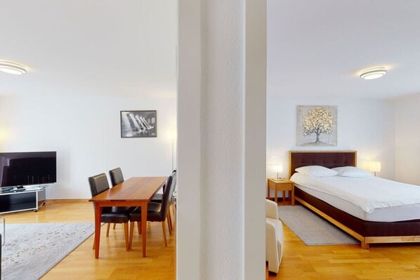 2 Schlafzimmer, Schreibtisch, Bügeleisen/Bügelbrett, WLAN