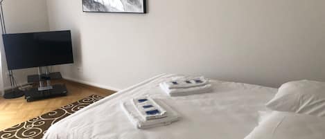 1 slaapkamer, een bureau, een strijkplank/strijkijzer, wifi