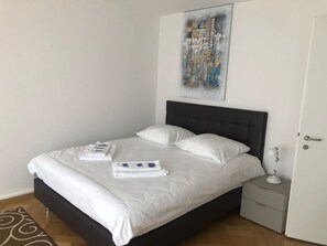 1 slaapkamer, een bureau, een strijkplank/strijkijzer, wifi