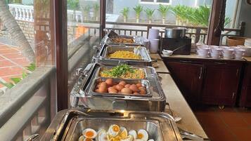 Daily buffet breakfast (VND 160000 per person)