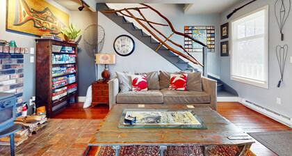 Cozy Cottage w/ Great Location, Private Outdoor Hot tub, W/D, WIFI, and Games!