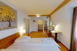 Escritorio, tabla de planchar con plancha, wifi y ropa de cama