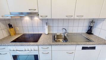 Stovetop, cookware/dishes/utensils