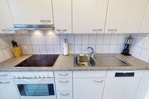 Stovetop, cookware/dishes/utensils