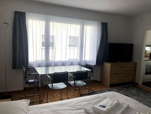 1 makuuhuone, työpöytä, silitysrauta/-lauta, Wi-Fi