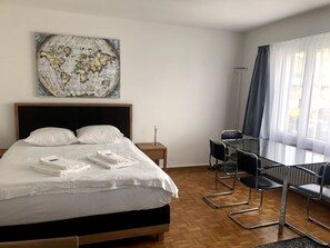 Desk, iron/ironing board, WiFi, bed sheets - Bright and quiet studio in the city center (Sky1) (Zürich)