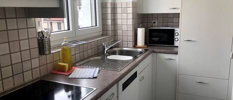 冷蔵庫、電子レンジ、オーブン、コンロ