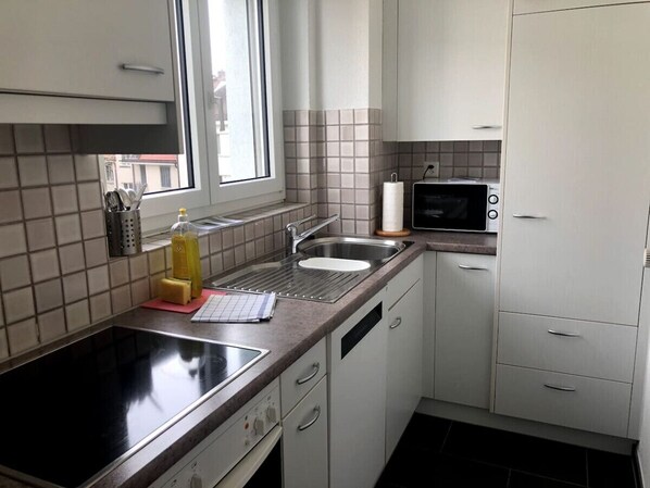 Jääkaappi, mikroaaltouuni, uuni, liesi