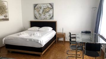 Desk, iron/ironing board, WiFi, bed sheets