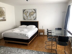 Desk, iron/ironing board, WiFi, bed sheets - Bright and quiet studio in the city center (Sky1) (Zürich)