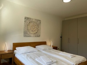 2 室のベッドルーム、デスク、アイロン / アイロン台、WiFi