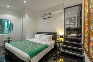 5 Schlafzimmer, Zimmersafe, Schreibtisch, Bügeleisen/Bügelbrett