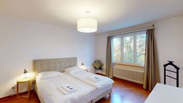 Een bureau, wifi, beddengoed