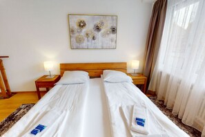 2 habitaciones, escritorio, tabla de planchar con plancha y wifi 