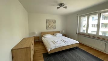 2 bedrooms, desk, iron/ironing board, WiFi