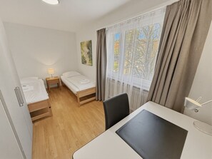 Desk, iron/ironing board, WiFi, bed sheets - Beautiful, quite and very central 2BR flat (Sky6) (Zürich)