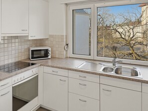 ثلاجة، ميكروويف، فرن، موقد طهي مسطح