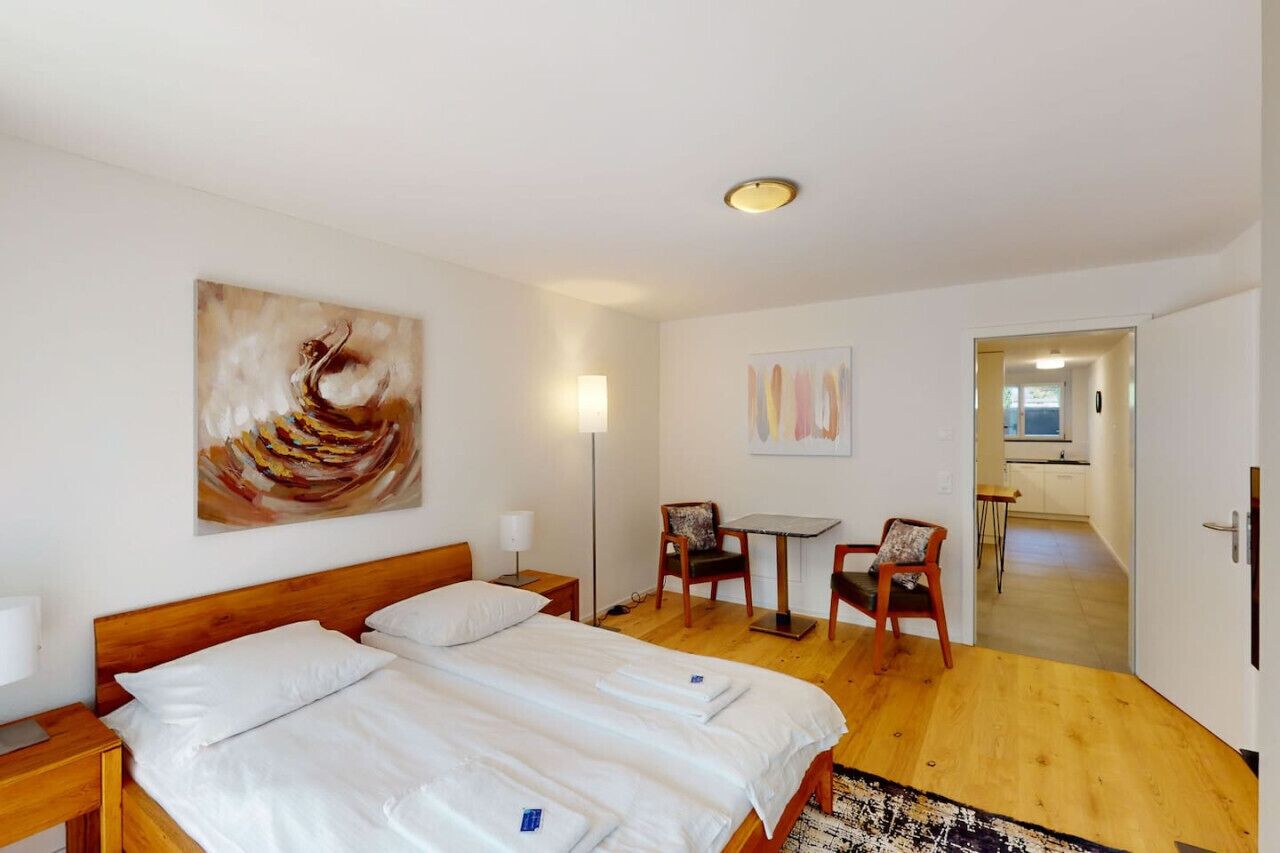 مكتب ومكواة/لوح كي وواي فاي وملاءات أسرّة