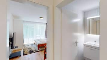 Schreibtisch, BĂŒgeleisen/BĂŒgelbrett, WLAN, BettwĂ€sche