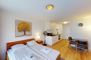 Desk, iron/ironing board, WiFi, bed sheets