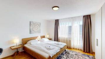 Desk, iron/ironing board, WiFi, bed sheets