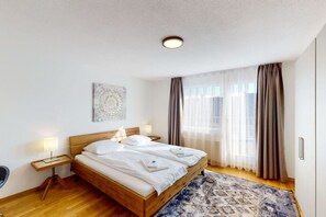 3 bedrooms, desk, iron/ironing board, WiFi