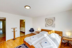 3 bedrooms, desk, iron/ironing board, WiFi