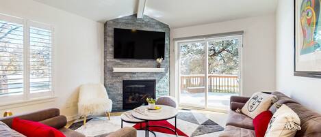 Télévision, cheminée, livres