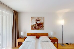 Desk, iron/ironing board, WiFi, bed sheets