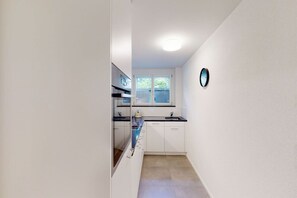 冷蔵庫、電子レンジ、オーブン、コンロ