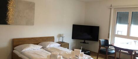 1 chambre, bureau, fer et planche à repasser, Wi-Fi