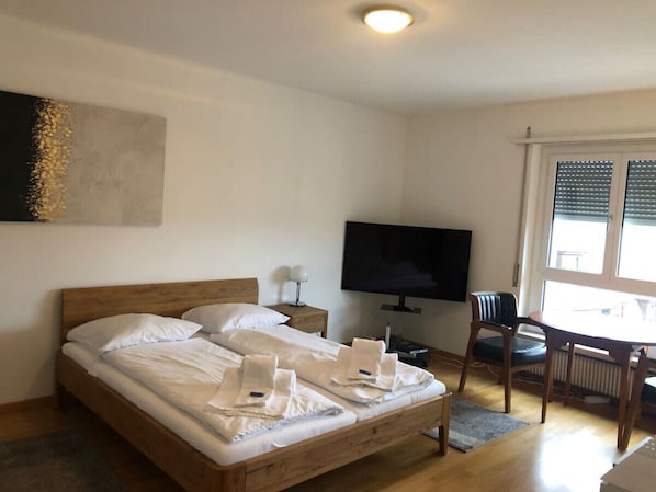 Escritorio, tabla de planchar con plancha, wifi y ropa de cama 