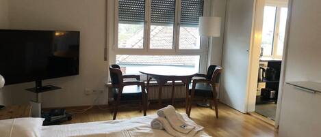 1 sovrum, skrivbord, strykjärn/strykbräda och wi-fi