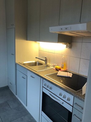 冷蔵庫、電子レンジ、オーブン、コンロ