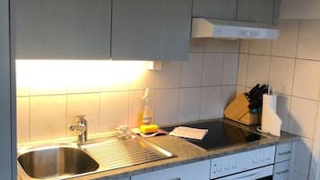 Jääkaappi, mikroaaltouuni, uuni, liesi