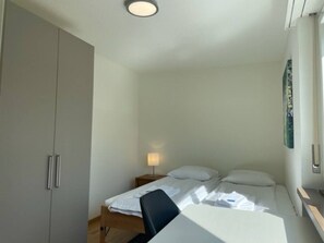 Desk, iron/ironing board, WiFi, bed sheets