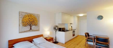 Iron/ironing board, WiFi, bed sheets