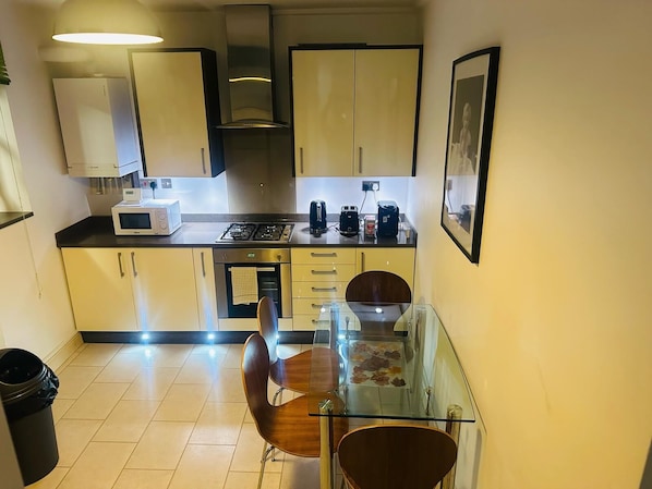 Refrigerador, horno, placa de cocina, lavavajillas