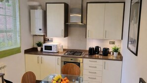 Coffee/tea maker, fridge, oven, stovetop