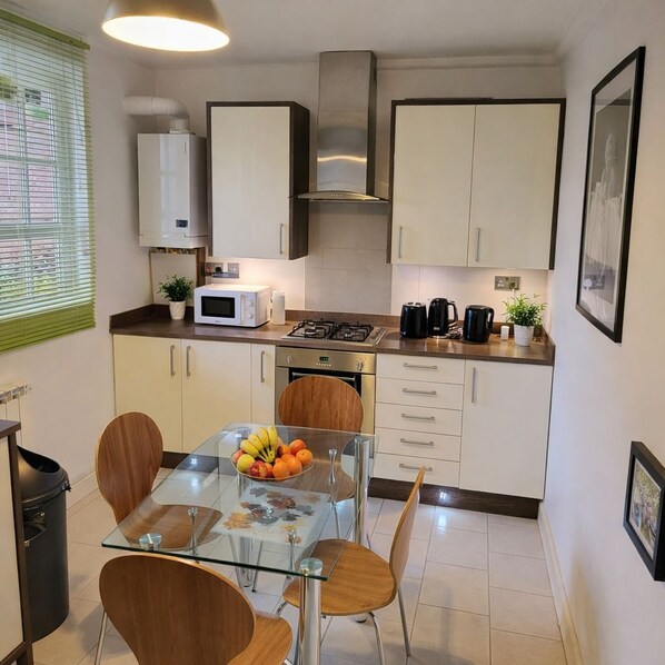Coffee/tea maker, fridge, oven, stovetop