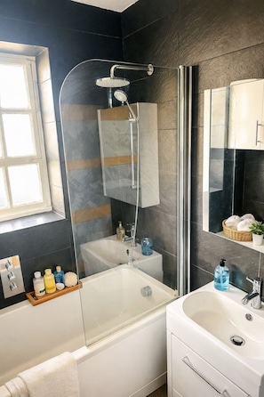 Secadora de cabello, toallas, jabón, papel de baño
