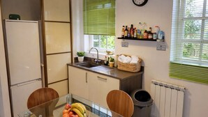 Coffee/tea maker, fridge, oven, stovetop