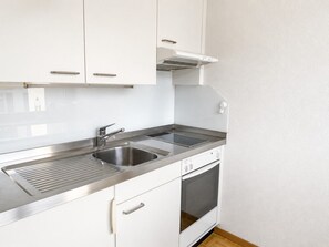 Een koffiezetapparaat/waterkoker, een oven, een kookplaat